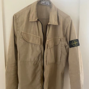 Stone Island Jacka/Overshirt - Stilren jacka från Stone Island i färgen beige | Storlek S | Köpt på Stone Island butiken för ca 2 år sedan för ca 4000+ kr | QR kod finns för äkhetsbevis   Skick = 7-8/10 | Ett par pyttesmå prickar som inte syns eller läggs märke till 