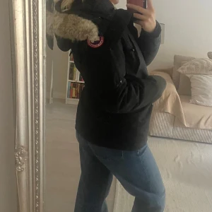 Canada Goose Jacka  - Säljer min varma Goose jacka med pälskrage i storlek S (nypris runt 13 000) Jackan är flitigt använd, därav det låga priset. Muddarna är uppslitna, kostar runt 400-500 kr att laga hos skräddare. Jackan behöver även tvättas. 