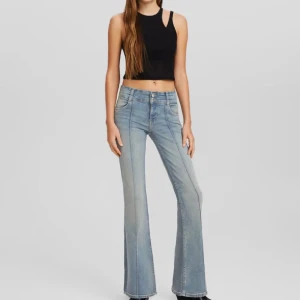 Jeans - säljer dessa jätte snygga jeans, har använt endast 2 gånger men kommer inte till användning längre💕