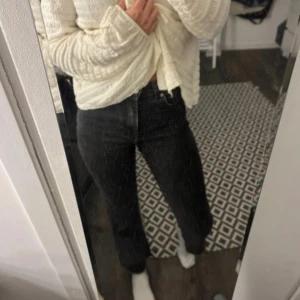 Svarta Jeans  - Svarta jeans från Gina Tricot. Modell- perfect jeans. Storlek 32. Bra passform