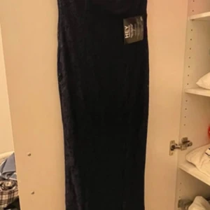 Ny balklänning  - Säljer denna fina balklänning från Nelly, alla lappar finns kvar. 