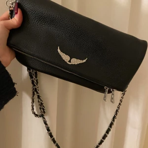 Zadig väska - Säljer min fina Zadig väska som är köpt här på Plick och därmed tvekar på om den är äkta och därför säljs för ett billigare pris. Väskan har inga defekter 🤍