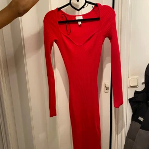 klänning  - säljer denna otroligt fina klänningen från hm då den ej kommer till användning, använd 1 gång st xs men passar även s köpt för 500kr på hm kontakta mig vid fler bilder eller frågor❤️