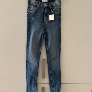 Jeans från Zara - Helt nya oanvända jeans i storlek 36 från Zara med prislapp. 