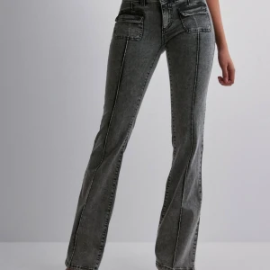 Low waist jeans - Low waist gråa jeans från nelly. Storlek 34 använda cirka två gånger🫶🏻 pris går att diskuteras