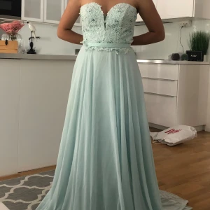 Festklänning - Bra skick. Som ny. Använd 1 gång. Festklänning. Går att justera