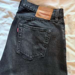 Levis 501 - Mörkgråa Levis 501 i storlek W33L34.  Skick 9/10  Hör av dig om du vill ha fler bilder! 