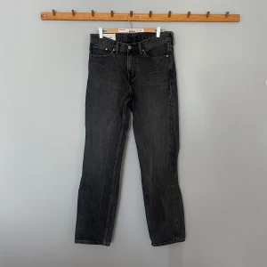 H&M jeans i nyskick! - svart / mörkgråa H&M jeans i nyskick, säljer för att dem inte passar mig längre.  