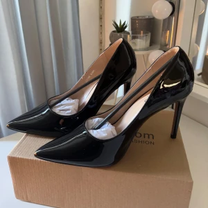 Svarta spetsiga pumps med stilettklack  - Helt nya svarta spetsiga klackskor med 10,5 cm klack. Älskar dessa otroliga skor men passar tyvärr inte och jag hann inte skicka tillbaka. Oanvända & original kartong följer med. Storlek 39 men passar även 38. Pris kan diskuteras, nypris 619kr. 🤍