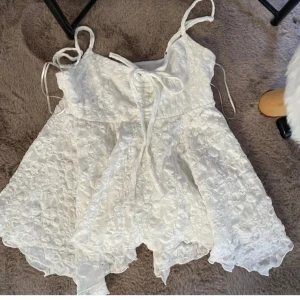 topp - !INTRESSEKOLL! funderar på att sälja min jättefina topp ifrån gina, skriv vid frågor och funderingar💗