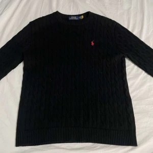 Raplh lauren kabelstickad - En riktigt najs Raplh lauren kabelstickad crewneck💯 skick 10/10🤩 hör gärna ev dig vid frågor