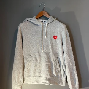 CDG hoodie - Riktigt snygg cdg hoddie till en bra peng. Fint skick med en liten defekt vid magen som är lagad därav de låga priset. // hör av dig vid minsta fråga elr fundering