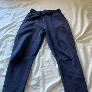 Nike tech fleece byxor - Blå nike tech fleece byxor Oanvända Storlek 158-170 Kan prutas vid snabb affär