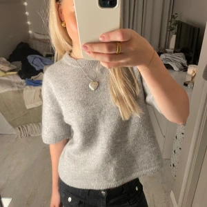 Stickad T-shirt  - Super fin stickad T-shirt från Gina Tricot, sparsamt använd💞