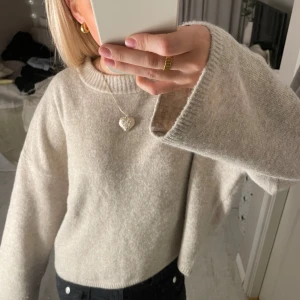 Beige stickad - Super fin endast använd en gång, köpt för 299💞