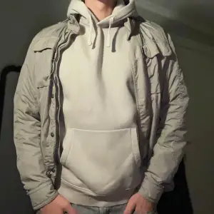 These Glory Days hoodie, i utmärkt skick. Modellen är 187 och väger 84. Skriv om ni har några frågor💭. Priset är inte hugget i sten💸🤝