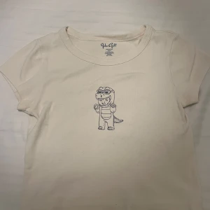 supersöt babytee från brandy melville - en supersöt tröja från brandy melville, som jag endast använt ett fåtal gånger och som inte går att köpa längre!💗 jag köpte det för 250 men säljer för bara 150kr.   det är bara att skriva om man har några frågor!💗