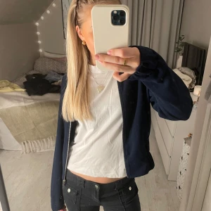 Marinblå kofta - Skit snygg blå kofta från Gina Tricot, nyskick💞