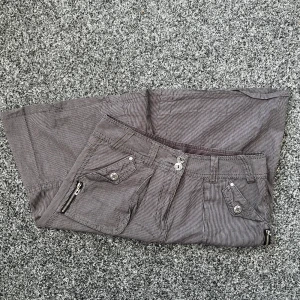 Cargo kjol - Så cool cargo kjol från märket Cecil! Säljer då jag tyvärr inte fått användning för den! Hör av dig vid intresse eller frågor💗