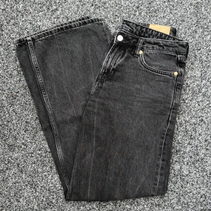 Weekday jeans - Jeans från Weekday! Säljer då de tyvärr är för små. Är använda men i fint skick! Hör av dig vid intresse eller frågor💗