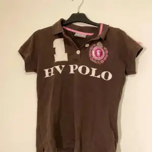 Sällsynt vintage hv polo tröja som är skit snygg, säljer för att jag tröttnat på den☺️den är M men sitter mer kroppat på mig som bär st S