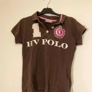 Vintage polo topp - Sällsynt vintage hv polo tröja som är skit snygg, säljer för att jag tröttnat på den☺️den är M men sitter mer kroppat på mig som bär st S