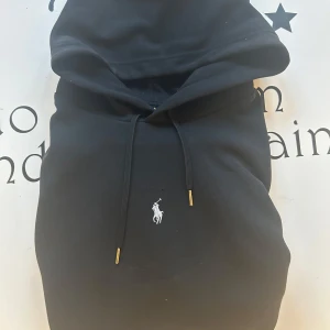 Svart Ralph lauren hoodie! - Svart Ralph Lauren hoodie, mycket bra skick! Storlek M men passar även S! Hör av er vid vidare frågor!😀💸  Obs! Pris går att diskuteras💸