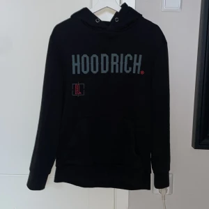 Svart hoodrich hoodie - Säljer denna hoodien då den är lite för stor för mig storlek M pris kan diskuteras