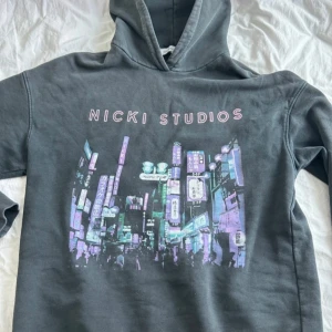 Nicki studios hoodie - Super fin hoodie från nicki studios! Limited edition kollektion. Inga defekter på den 