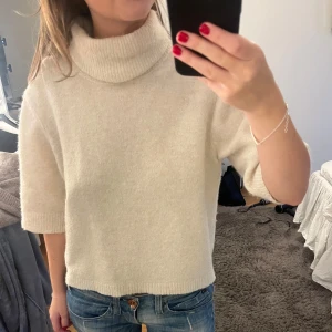 Vit stickad polo kortärmad - Kommer inte att gå ner i pris. Vit stickad kortarmad tröja med polo krage. Använd fåtal gånger. Inga defekter. 