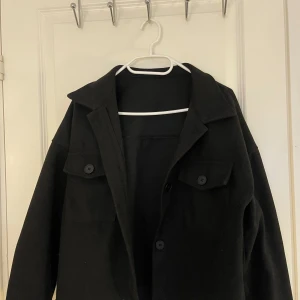 Svart jacka  - Svart höst/vårjacka i storlek m