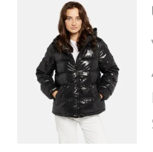 united colors of benetton jacka - Glansig svart jacka från united colors of benetton.Storlek 38 passar som storlek S. Skriv privat för fler bilder. pris går att diskutera🫶🏻