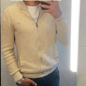 Polo tröja - Jag säljer en polo tröja för att den är stor för mig. Tröjan är 9/10. Skick, modellen är 1,83 och väger ca 73. Om du har frågor hör av dig!