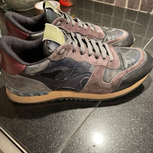 Valentino Rockrunners - Sjukt feta valentino rockrunners som är perfekta nu till hösten och vintern! Storlek 42.5. Tveka inte på att höra av er vid frågor eller funderingar!🤩
