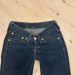 Low waist bootcut Levi’s jeans - Low waist bootcut jeans som tyvärr var för små för mig. Nypris 600kr💕 de är från Levi’s och har W28 och L34 knappt använda köpte de på Plick och eftersom att de är små så har jag knte använt de själv