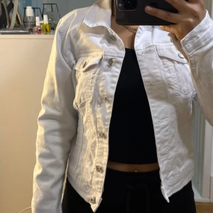 Vit jeansjacka  - En vit jeansjacka, endast använd några få gånger 