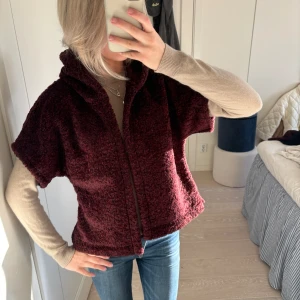 Vinröd teddyväst - Sjukt snygg teddyväst med luva som jag sytt själv💕 