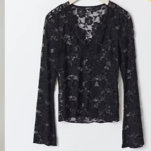 Spets tröja - Säljer min spets tröja från Gina, köptes igår och skulle bara använda den för en gång, L men passar S,M Nypris 360 men säljs för 250 kom privat för bilder 