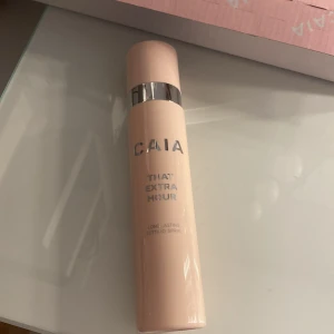 Caia settingspray - Den är typ helt full och knappt använd. Köptes för 245 kr och jag säljer min för 170. Den används aldrig längre så det är därför jag säljer den!💘