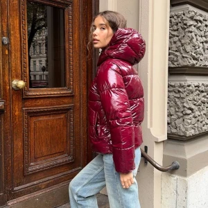 Nelly jacka - Säljer den populära jackan från Nelly som är slutsåld på hemsidan. Helt ny, lapp kvar. Xxs passar även xs.  Bud på 1200kr