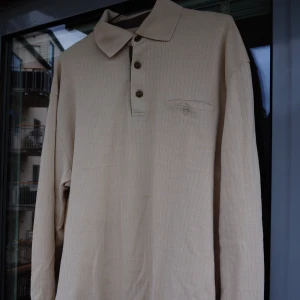 Tröja - Beige tröja av okänt märke. Sitter som en XL/L. Sitter lätt oversize på mig som är 180cm. Inte mycket använd. Kolla gärna profilen. Säljer gärna flera plagg samtidigt. Frakt tillkommer. 