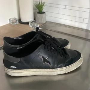 Axel arigato skor - Tjena, säljer ett par axel arigato skor som jag inte använder längre. Ganska slitna, därav billigt pris.