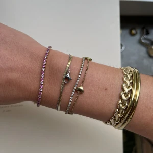 Tennisarmband rosa - Från by Jolima. Använt litegrann bara. 