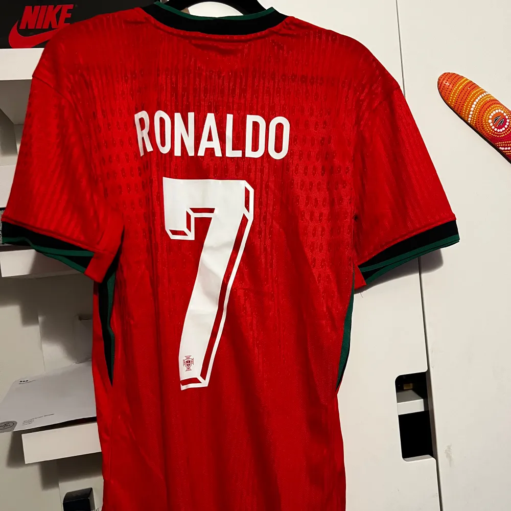 Helt ny Portugal tröja med Ronaldo tryck där bak. Tröjan är spelar version det vill säga att det är bättre kvalite och sitter lite mer tajt. Storlek är M (Slim fit).. T-shirts.