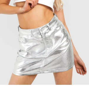 Silver kjol - Säljer denna skit snygga metallic silver kjolen som är perfekt vid utgång eller finare tillfällen. Tyvärr beställde jag i för liten storlek så måste beställa en ny för denna är så sjukt fin!! Helt oanvänd. Storlek 38 men skulle säga mer 36/s 