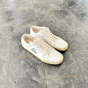 Saint Laurent skor - Otroligt snygga och stilrena Saint laurent sl/06 i storlek 43. Skicket på skorna är 9/10 dom är använda fåtal gånger men det är knappast något som märks! Box medföljer!