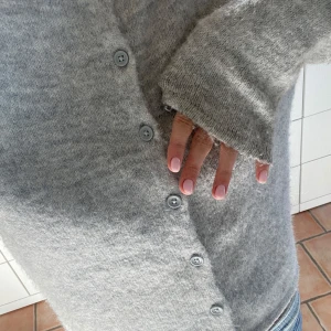 Grå Stickad kofta 🥰 - Säljer mig super gulliga kofta från GinaTricot som tyvärr är lite för liten för mig, inga defekter alls och är super skön🥰🥰 skriv för mer info:)
