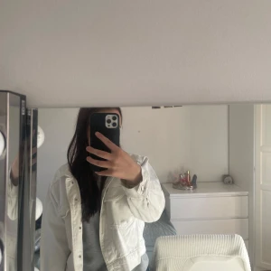 Jeansjacka vit - Jeansjacka från Gina i storlek 36🤍