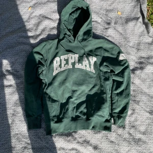 Replay hoodie - Galet schysst replay hoodie, inga defekter som fläckar/hål men rätt använd och tvättad. Kom privat om du har frågor! 