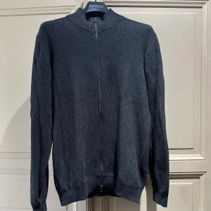 John Henric zip - Säljer den här John henric zipen för den inte kommer till användning. Passar L. Den är i princip aldrig använd och är i perfekt skick. Nypris ligger på 1299, mitt pris är 499. Men det kan självklart diskuteras vid en snabb affär.👌